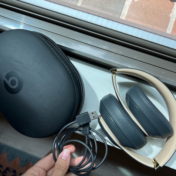 Beats Studio 3 Headphones in Black and Cream/Tan color - Picture 5 of 7